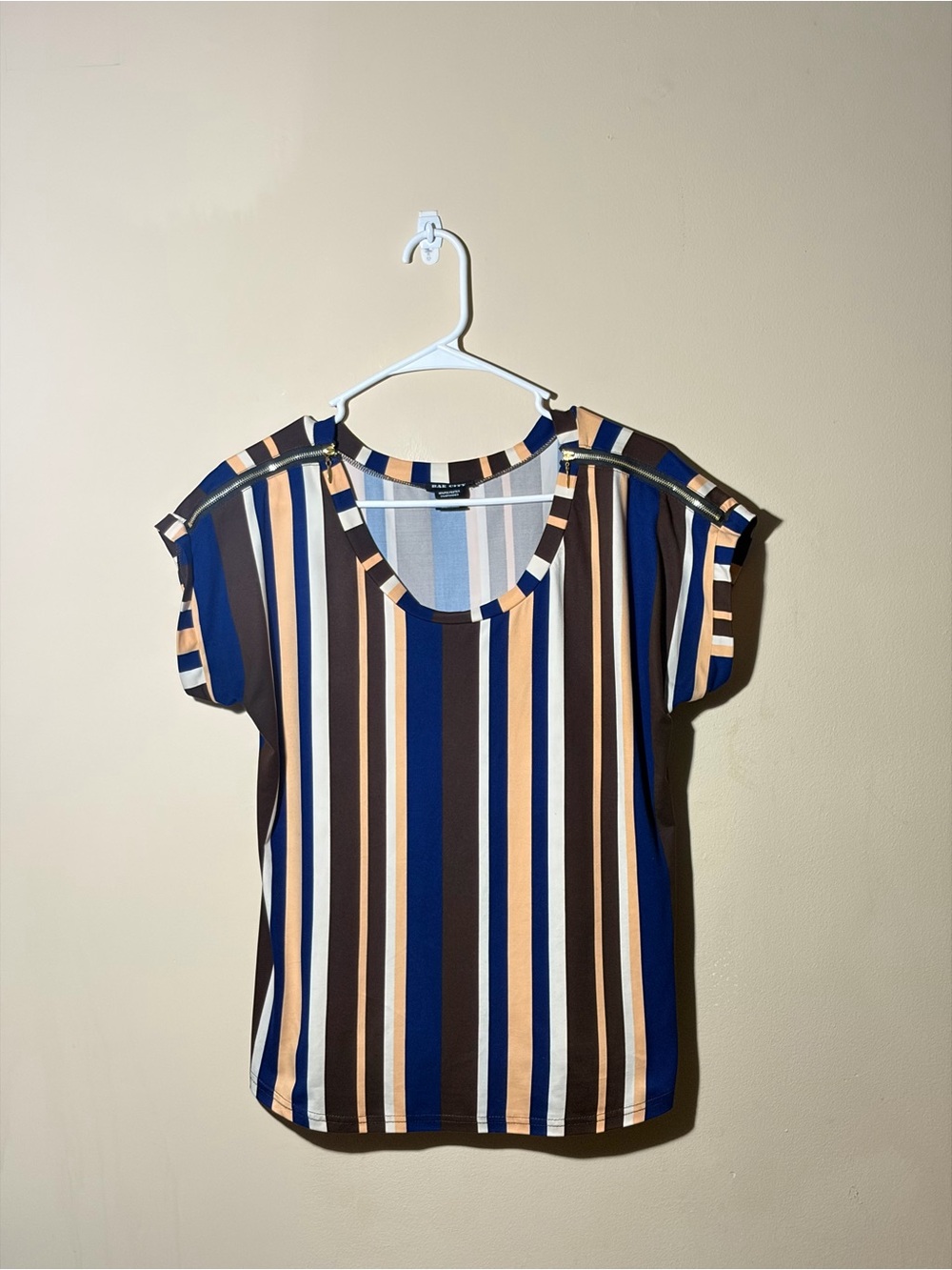 Bae City Size XL Multicolor Striped Short Sleeve Top with Gold Zipper Accents